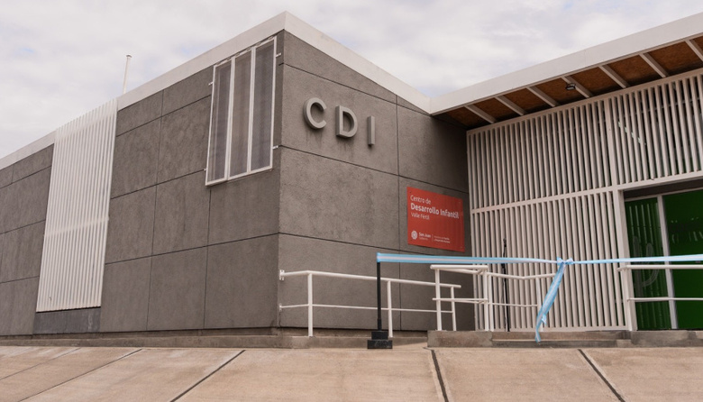 En Valle Fértil: Orrego inauguró obras para los vecinos y entregó computadoras a maestros y estudiantes