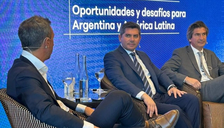 El gobernador Marcelo Orrego expuso sobre el futuro del cobre en la revolución energética global