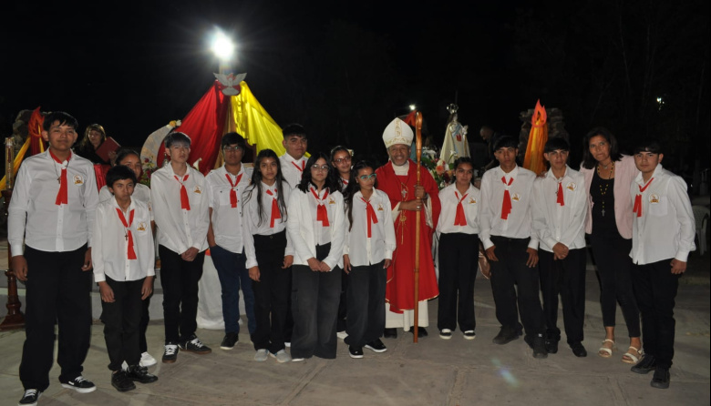 Niños y adultos recibieron el sacramento de la confirmación en Jáchal con la presencia del Obispo Mario Robles