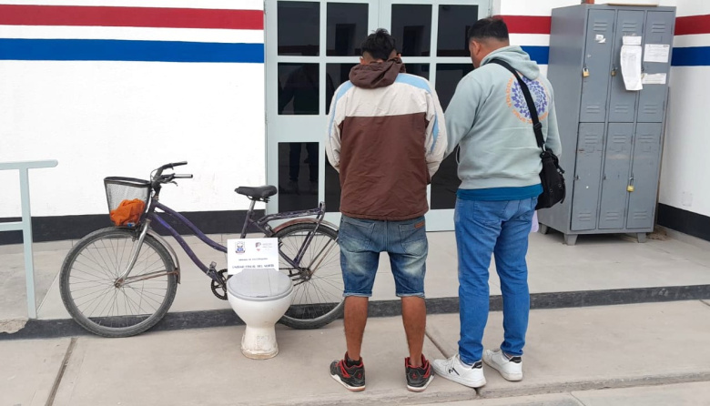 Detuvieron a un hombre que circulaba en bicicleta con un inodoro robado ...