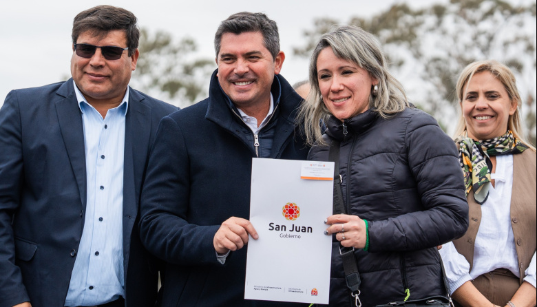 El gobernador Marcelo Orrego realizó la entrega de 135 viviendas en el barrio La Majadita de 9 de Julio