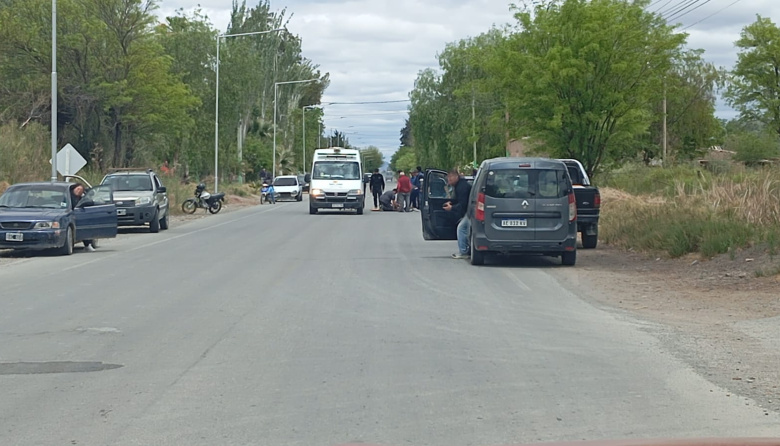 Una motociclista fue trasladada al Hospital San Roque luego de colisionar con un automóvil en calle Eugenio Flores