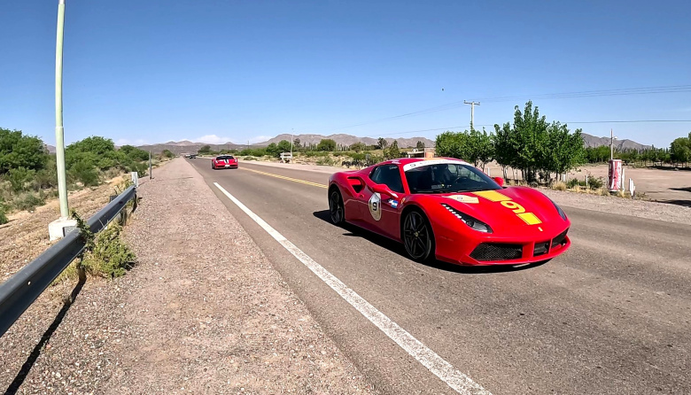 Una caravana de más de veinte Ferraris pasó por Jáchal rumbo a la Capital de San Juan y deslumbraron con su paso