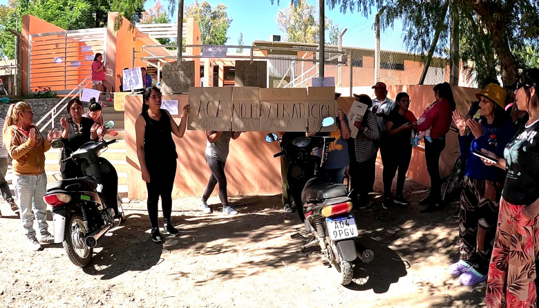 Alumnos de Gran China no asisten a clases por falta de agua potable y los padres exigen la obra del nuevo pozo