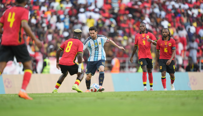 Con goles de Messi y Lautaro Martínez, la Selección Argentina derrotó a Angola en su último partido del año