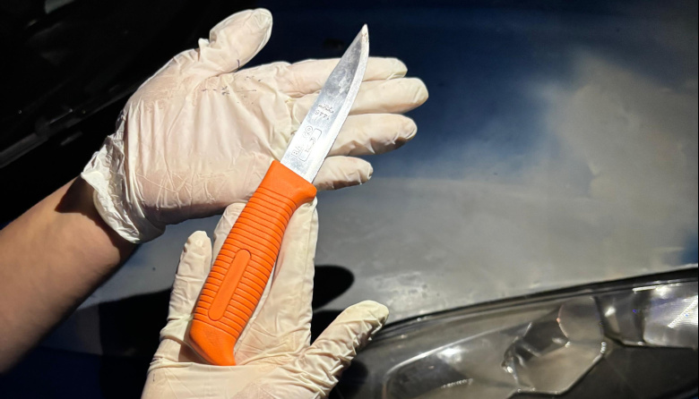 Detuvieron a un hombre en el Anfiteatro Buenaventura Luna tras dañar las cubiertas de un auto con u cuchillo