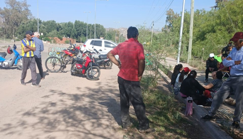 Vecinos de Huaco reclaman por falta de agua y bloquearon el paso de camiones que llevan agua a otras localidades