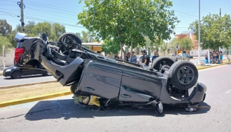 Una Toyota Hilux recién salida de la concesionaria terminó destruida tras chocar contra el boulevard de avenida Libertador