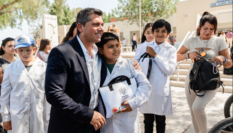 En 9 de Julio y Sarmiento se completó la entrega de 30.000 computadoras para estudiantes y docentes de San Juan