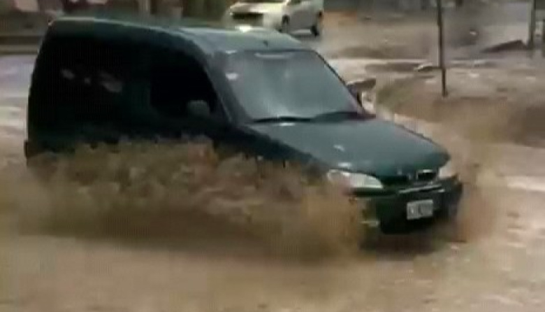Las lluvias regresaron con intensidad a Jáchal y varias calles del centro se convirtieron en río por la bajada de creciente