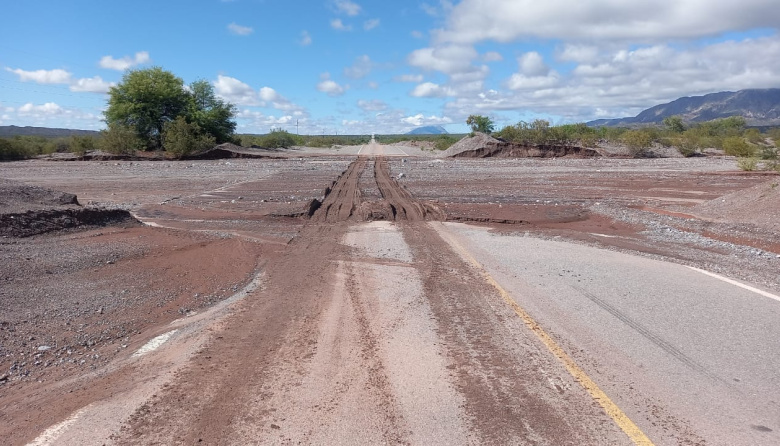 Vialidad Nacional continúa con trabajos en la RN40 y pide circular extrema precaución entre Huaco y el límite con La Rioja