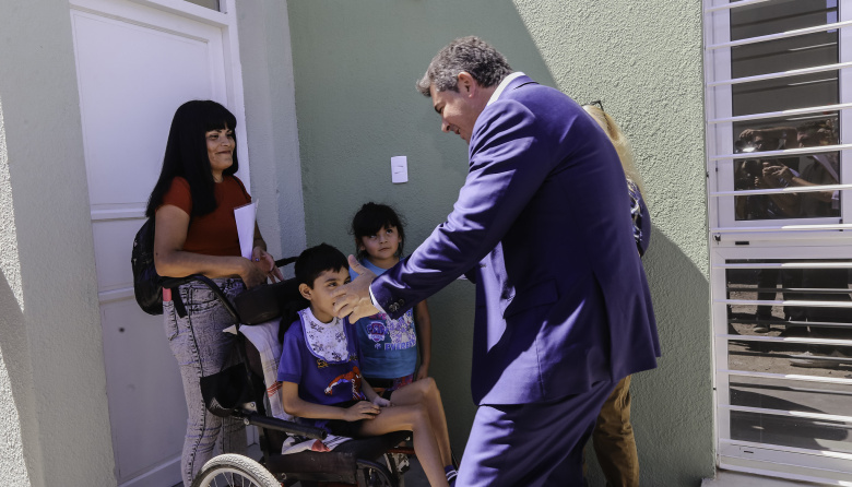 El gobernador Marcelo Orrego realizó la entrega de viviendas del Barrio Valle Grande Norte, en Rawson
