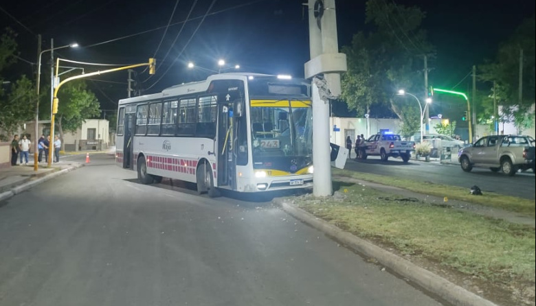 Un colectivo impactó contra un poste de alta tensión y dejó al menos 15 heridos, entre ellos un bebé de tres meses