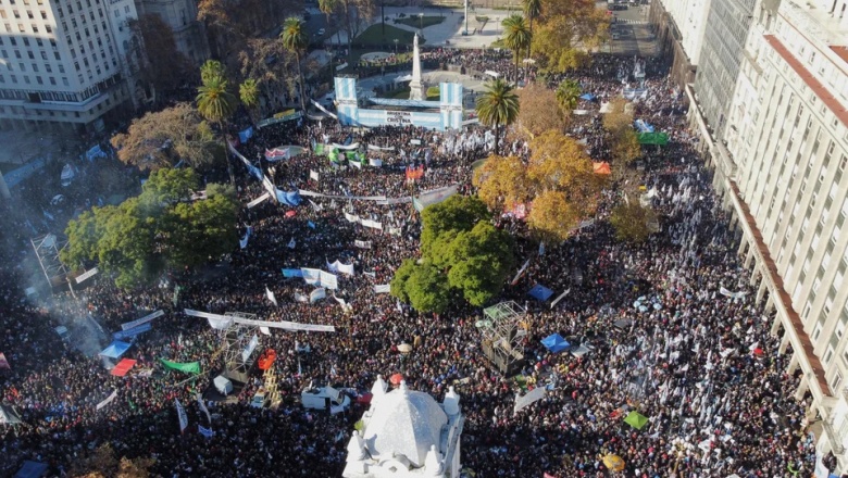 Masiva participación en Plaza de Mayo para respaldar a Cristina Kirchner luego de ser condenada por corrupción