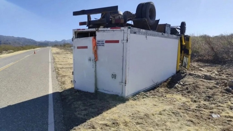 Un camionero de La Rioja volcó en Valle Fértil, tuvo que ser asistido por bomberos y derivado al hospital local