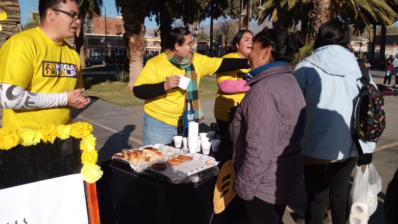 Con café caliente, el Proyecto HELP brindó palabras de aliento a los vecinos de Jáchal en la Plaza San Martín