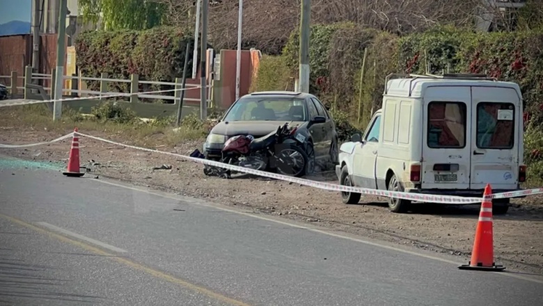 Un policía resultó gravemente herido tras impactar con su moto contra un auto y fue trasladado al Hospital Rawson