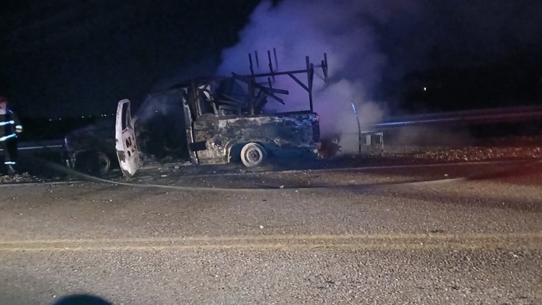 Una camioneta Ford F100 se incendió en plena Ruta 150, en Huaco y las llamas destruyeron la movilidad y su carga