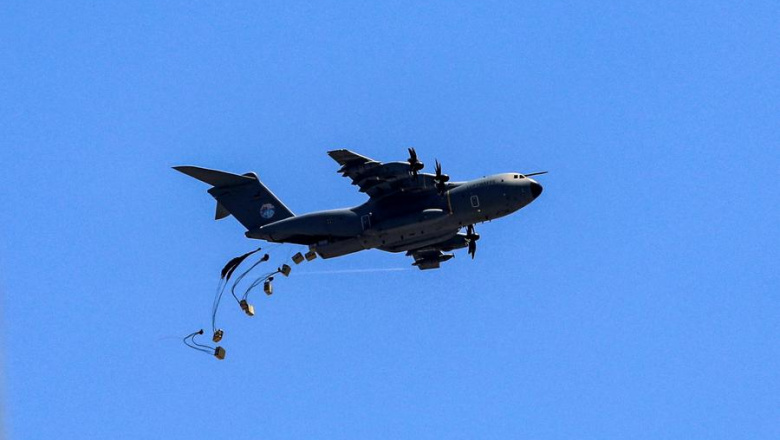 Cinco países lanzan paquetes con alimentos desde el aire en Gaza mientras se agrava la hambruna