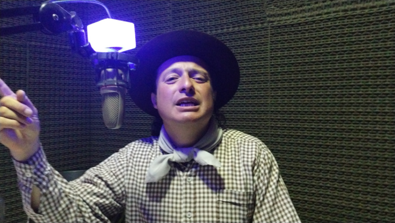 El payador Nicolás Membriani pasó por Jáchal y visitó Radio Nacional en el Día de la Radiodifusión Argentina