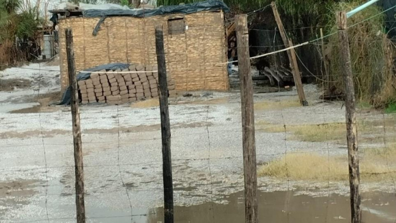 Una joven madre y dos hijos fueron evacuados en La Chimbera tras las intensas lluvias que inundaron su vivienda