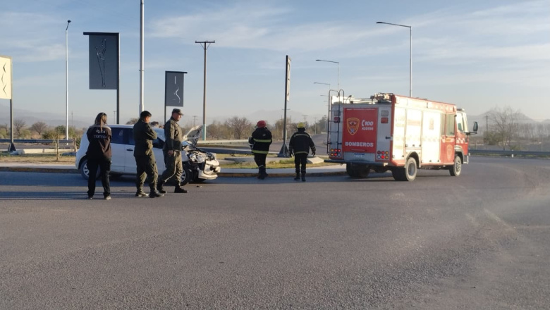 Colisión en la rotonda de ingreso a Jáchal entre un auto y una camioneta, los ocupantes resultaron ilesos