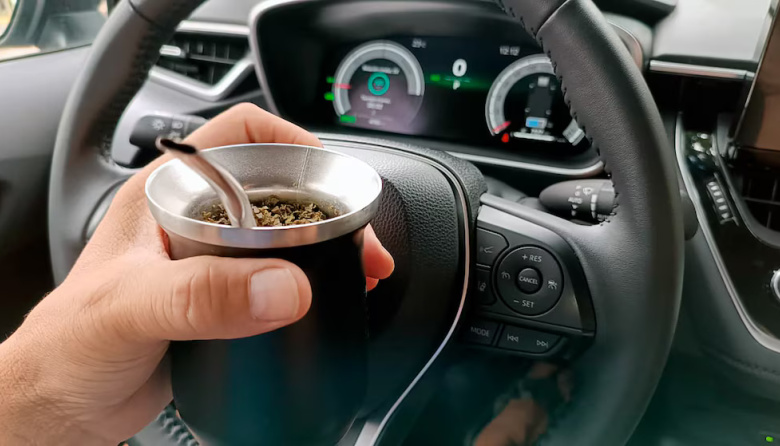 Una provincia multará con $500.000 a quienes conduzcan un auto tomando mate, por considerarse una falta grave