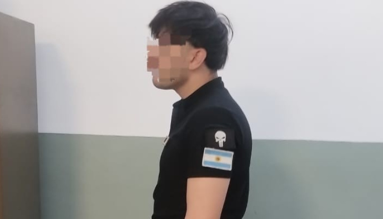 Detuvieron a un joven de 22 años que se hacía pasar por policía, vestía uniforme y portaba arma en plena vía pública