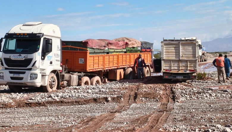 Intransitable la Ruta Nacional 40 entre Huaco y el límite con La Rioja por una creciente que arrastró material a la calzada