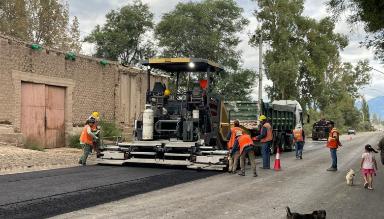 Retomaron los trabajos de pavimentación en calle Eugenio Flores luego del temporal que afectó el norte de Jáchal