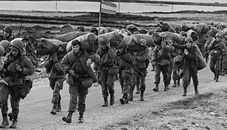 Entre el dolor y el orgullo: El pueblo argentino homenajea a los veteranos y a los 649 caídos en las Islas Malvinas