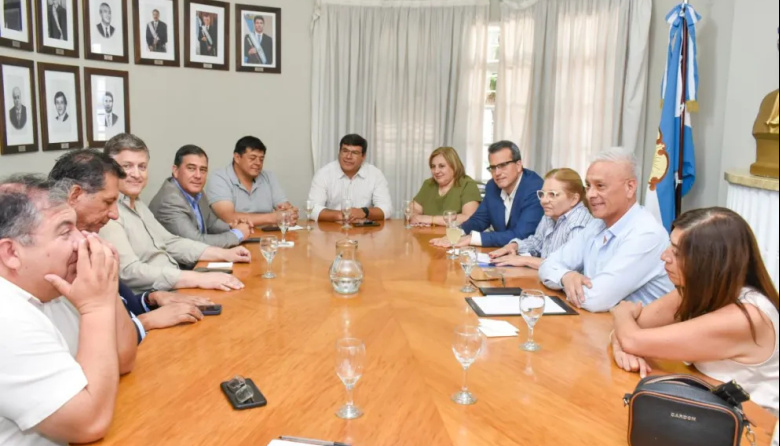 Con una baja del 30% en los recursos municipales, intendentes del PJ debaten estrategias y posibles reclamos al Gobierno