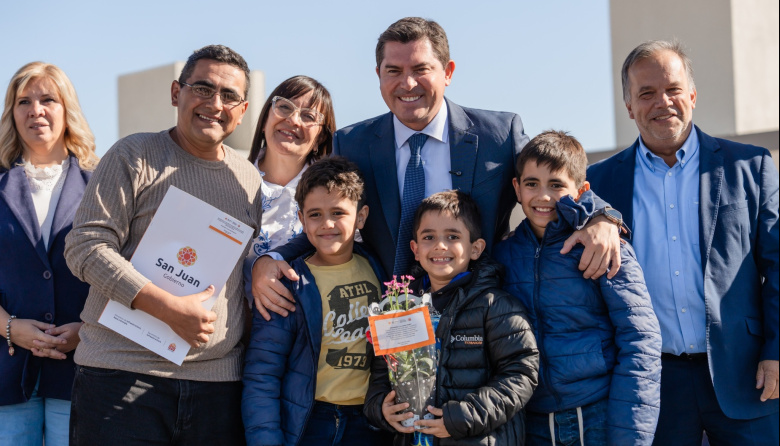 Marcelo Orrego entregó el barrio El Alba en Chimbas y unas 46 familias sanjuaninas recibieron las llaves de su casa propia