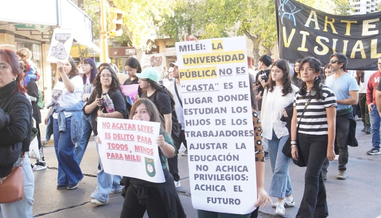 “Sr. Presidente, cumpla la ley”: Miles de sanjuaninos marcharon por las calles en reclamo de fondos para las universidades públicas