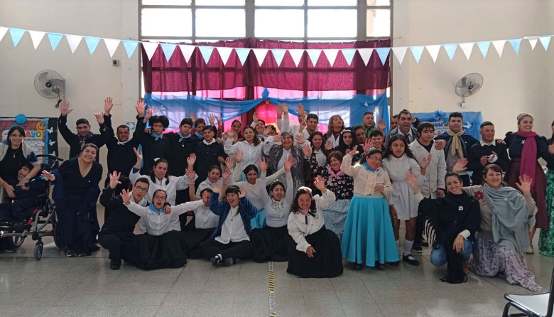 Entre la emoción y el sentimiento argentino, la Escuela Abejitas De Santa Rita vivió un inolvidable acto por la Revolución de Mayo