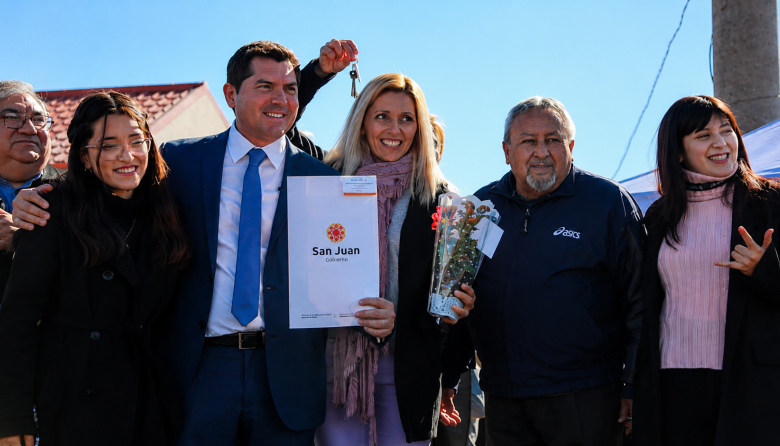 Orrego entregó viviendas en Ullum y 105 familias cumplieron el sueño de la casa propia en el barrio Sierra de la Invernada