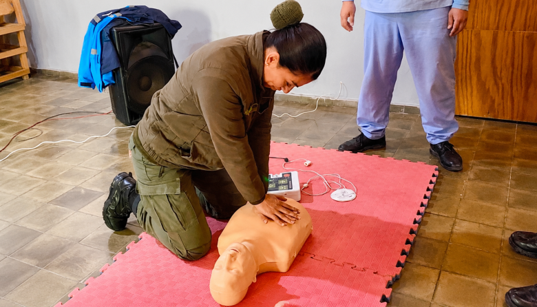 Capacitan al personal del Escuadrón 25 Jáchal en RCP y uso de DEA en un trabajo conjunto entre el Municipio y Gendarmería Nacional