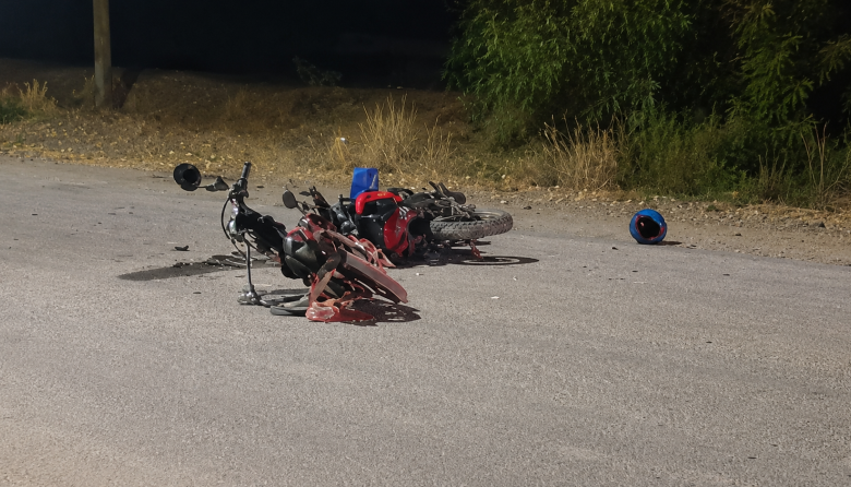 En Tres Esquinas: Un motociclista murió y otro permanece en estado reservado tras una violenta colisión en calle Eugenio Flores