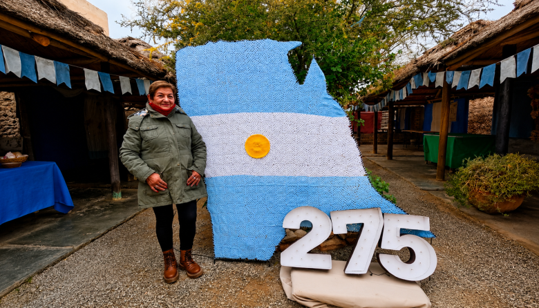 Artesanas confeccionaron un mapa gigante de Jáchal tejido al crochet que continúa exhibiéndose en el Paseo de los Artesanos