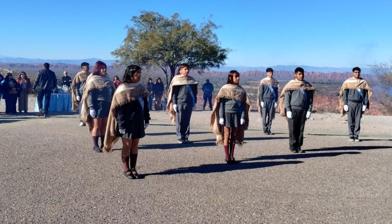 Alumnos de la Escuela Agrotécnica de Huaco reafirmaron su Promesa a la Bandera en el imponente mirador de la Cuesta de Huaco