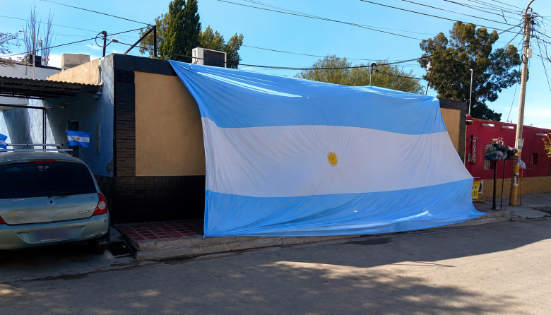 ¿Por qué una bandera argentina volvió a cubrir una casa de Jáchal y se convirtió en una de las cábalas para alentar a la Selección?