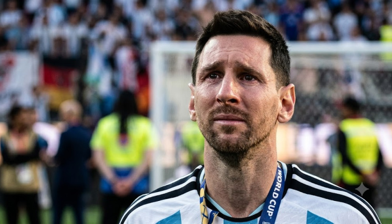 El desgarrador momento de Messi después de la derrota ante España: bajó del podio, escuchó a la hinchada y se quebró en llanto