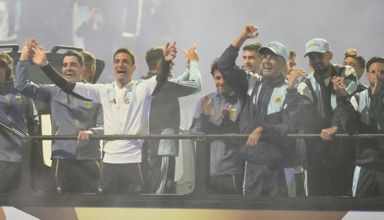 Con aplausos, banderas y emoción, la Selección Argentina volvió al país después de quedar a un paso de la gloria mundial