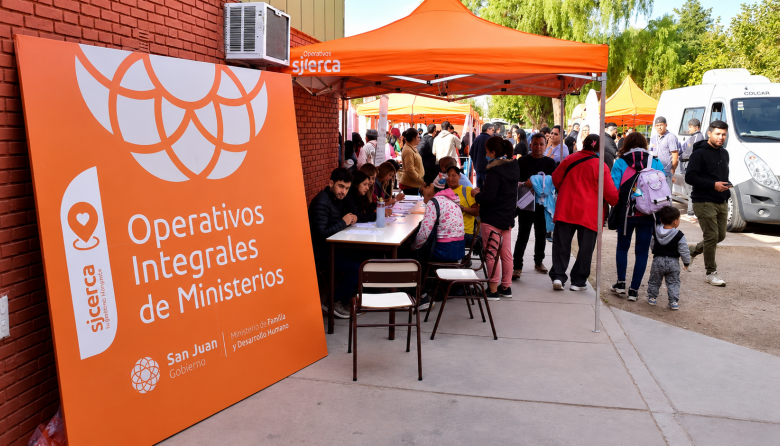 San Juan Cerca llega a la escuela Normal, Huaco y Mogna con trámites de DNI, atención médica y anteojos para niños y adolescentes