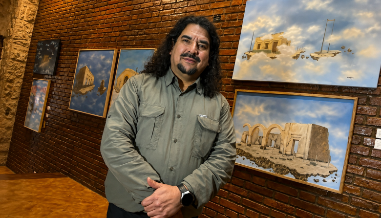 El artista jachallero Iván Manrique presenta “Antología” una muestra donde el adobe, los fósiles y la memoria vuelven a cobrar vida