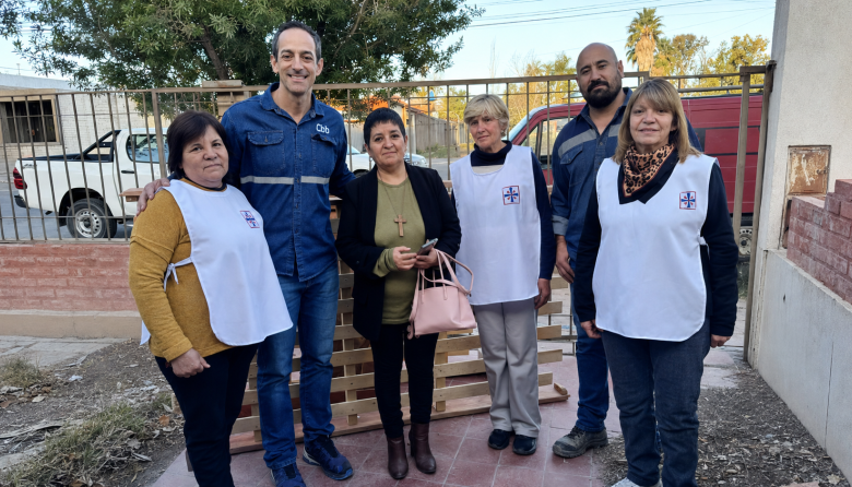 Gesto solidario: CBB Cales donó camas, muebles y un juego de comedor a Cáritas San José para ayudar a familias vulnerables