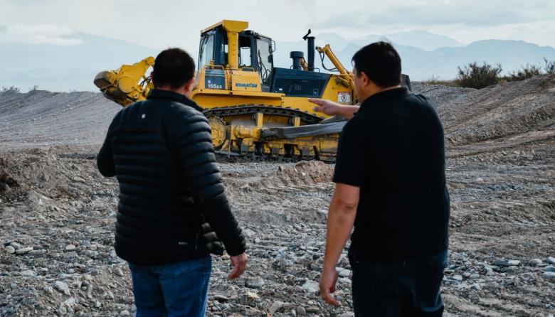 Ante las alertas meteorológicas, refuerzan las defensas y el encauzamiento del río Jáchal para prevenir posibles crecidas