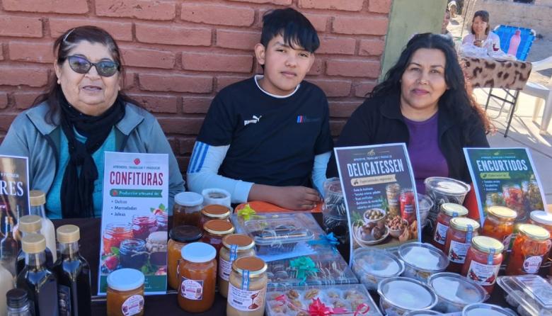 Con exposición y venta de productos regionales, cerraron el curso de Conservas del Programa Aprender, Trabajar y Producir