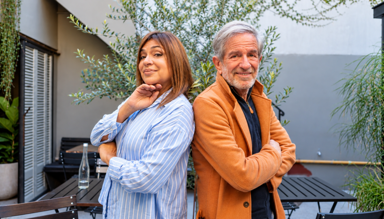 Claribel Medina y Pablo Alarcón llegan esta noche a Jáchal con “Es Complicado”, una historia donde la ficción se cruza con la vida real