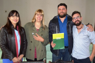 Andrés Vega presento su libro de poemas en la V Feria del Libro de la escuela Normal